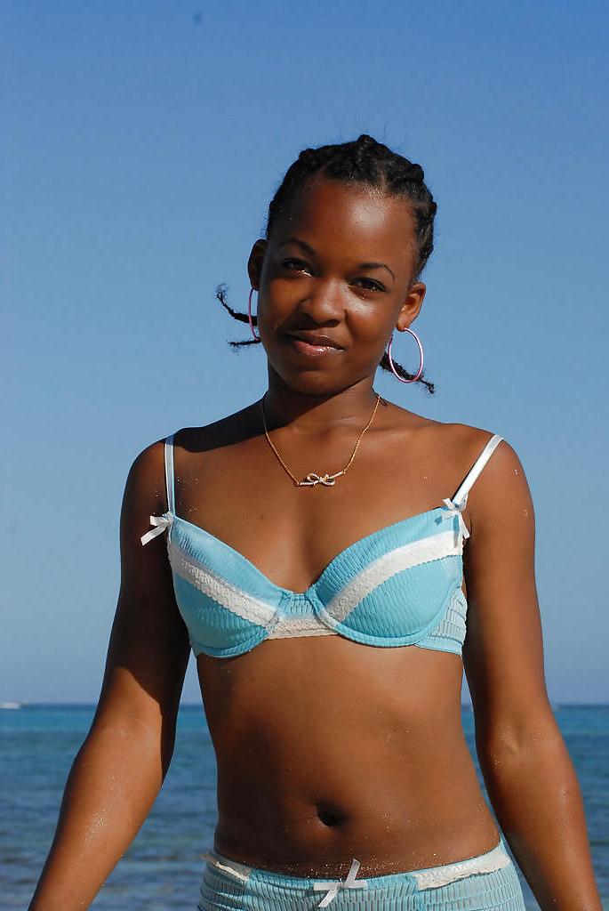 23P NICE BLACK TEEN ON THE BEACH