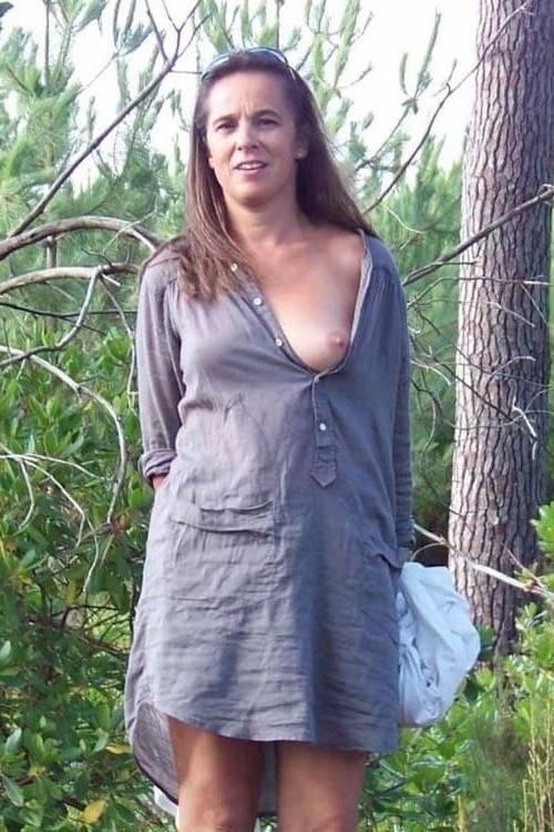 20P No 561 Flashing One Boob.