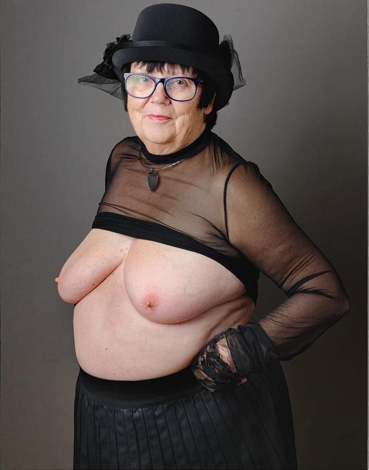 25P Older and hot 080 (Flashing tits)