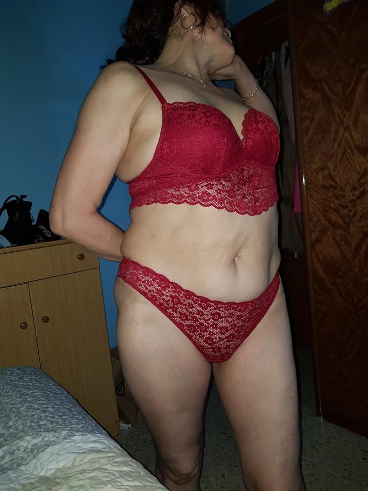 25P Mrs Luli 57 yo loves offering her smelly pussy