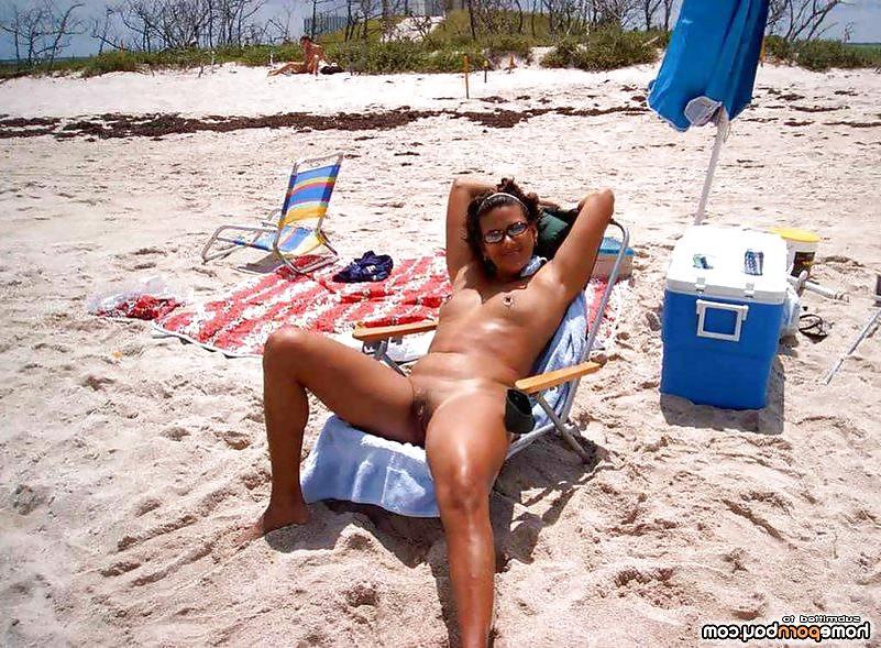 25P Collection of nude beach girls