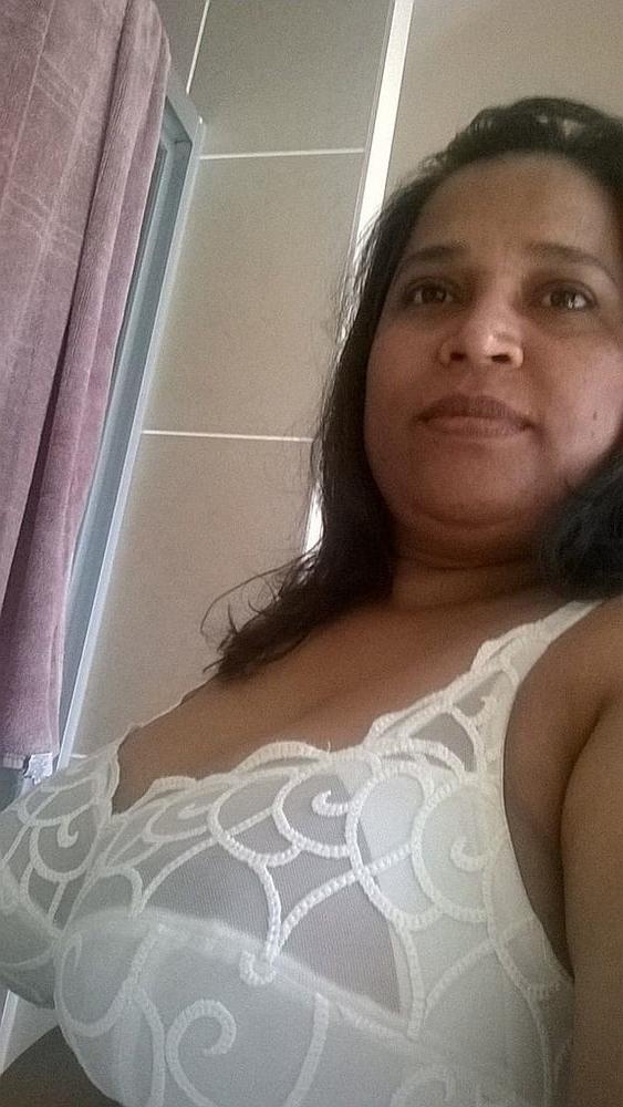 25P 26. Aussie Webslut shown by her hubby