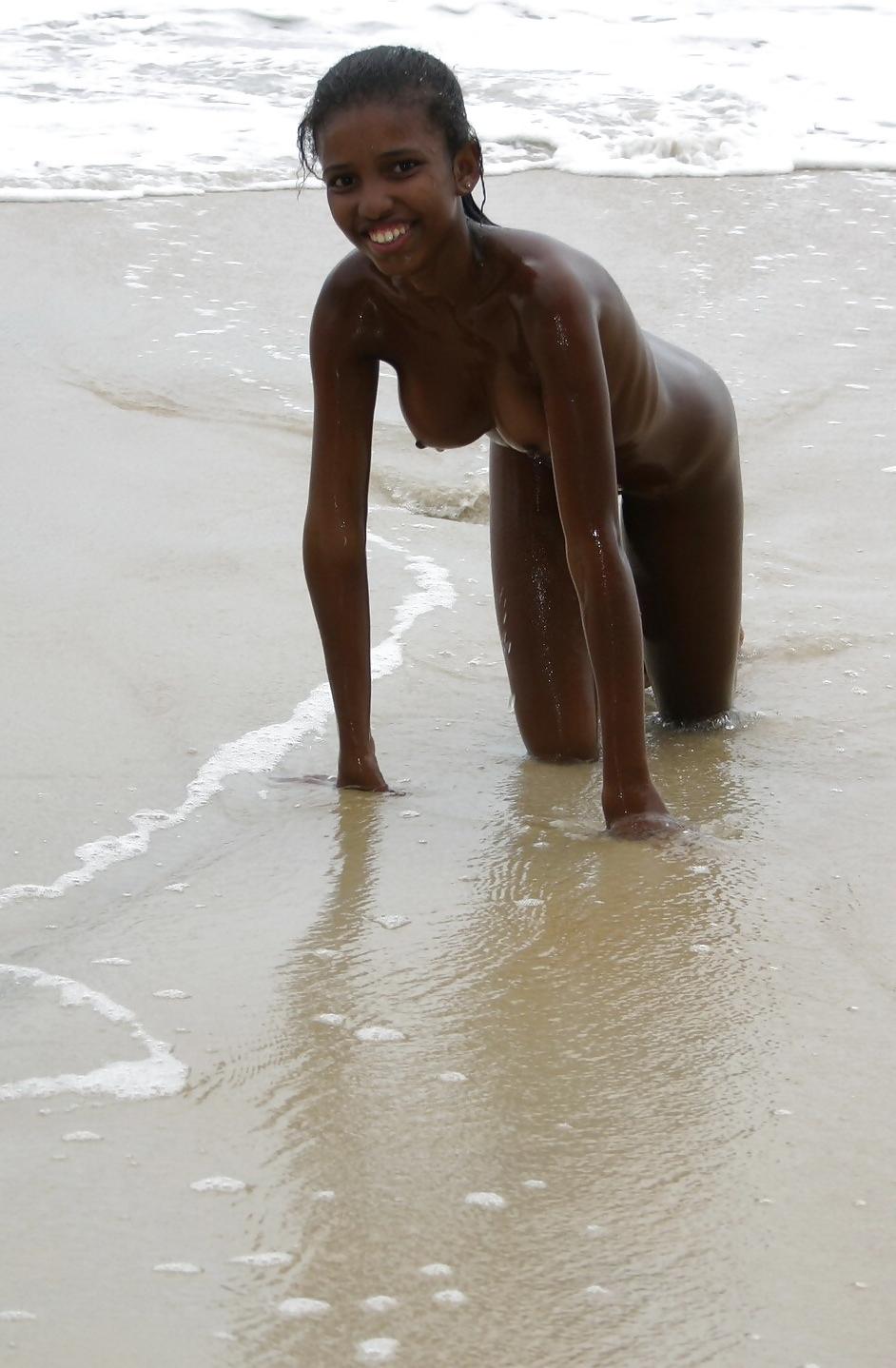 25P Topless Nude Beach 8