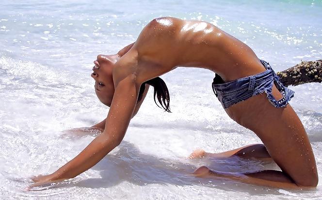 11P EbonY QueeN in BeacH