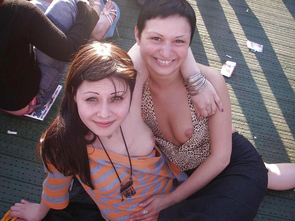 25P Les salopes (flashing tits)