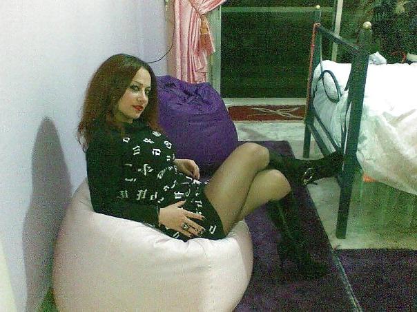 25P Arab Girl Flashing 6