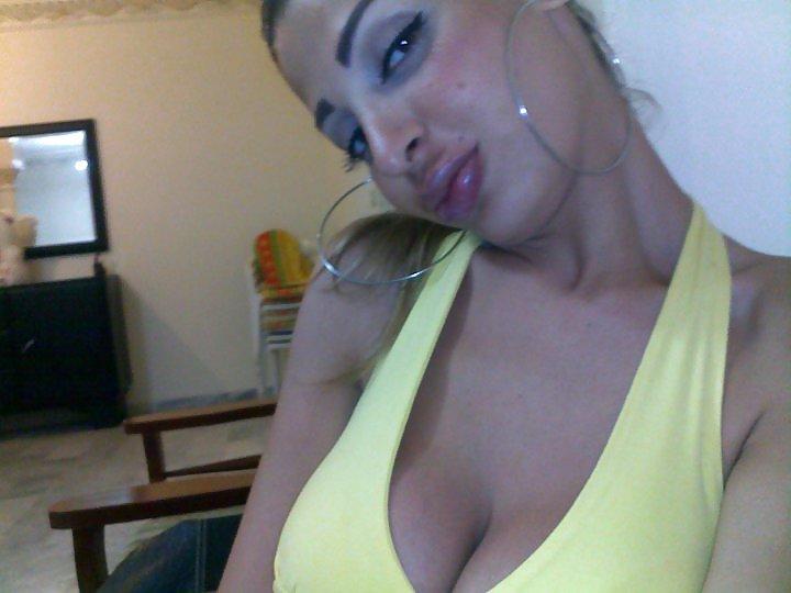 25P Arab Girl Flashing 6