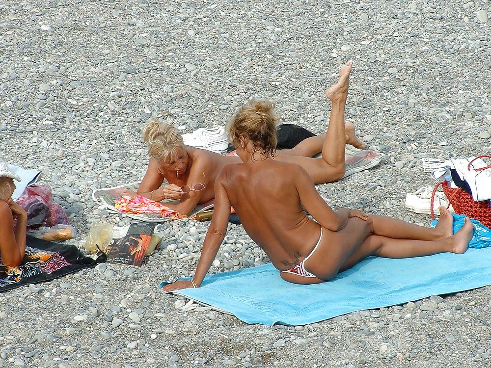 25P Voyeur sur la plage seins nus (spy tits on beach)