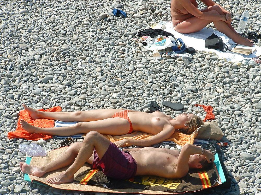 25P Voyeur sur la plage seins nus (spy tits on beach)