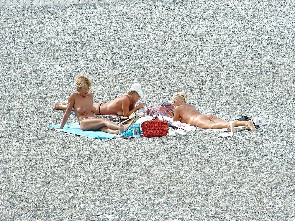 25P Voyeur sur la plage seins nus (spy tits on beach)