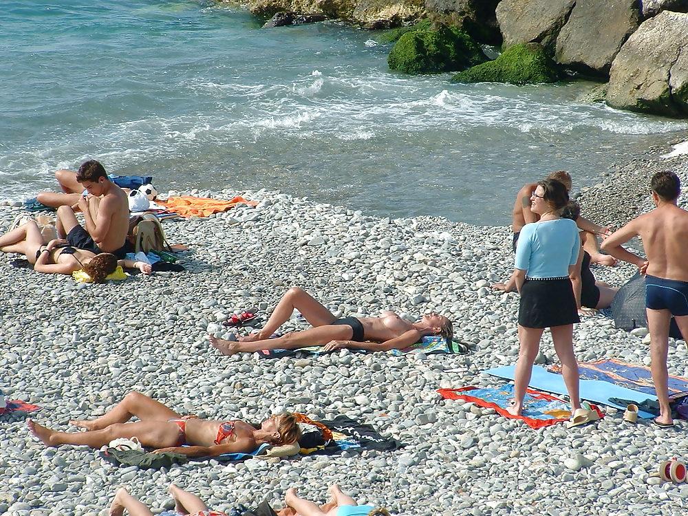 25P Voyeur sur la plage seins nus (spy tits on beach)