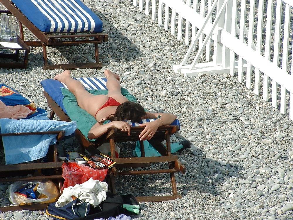 25P Voyeur sur la plage seins nus (spy tits on beach)