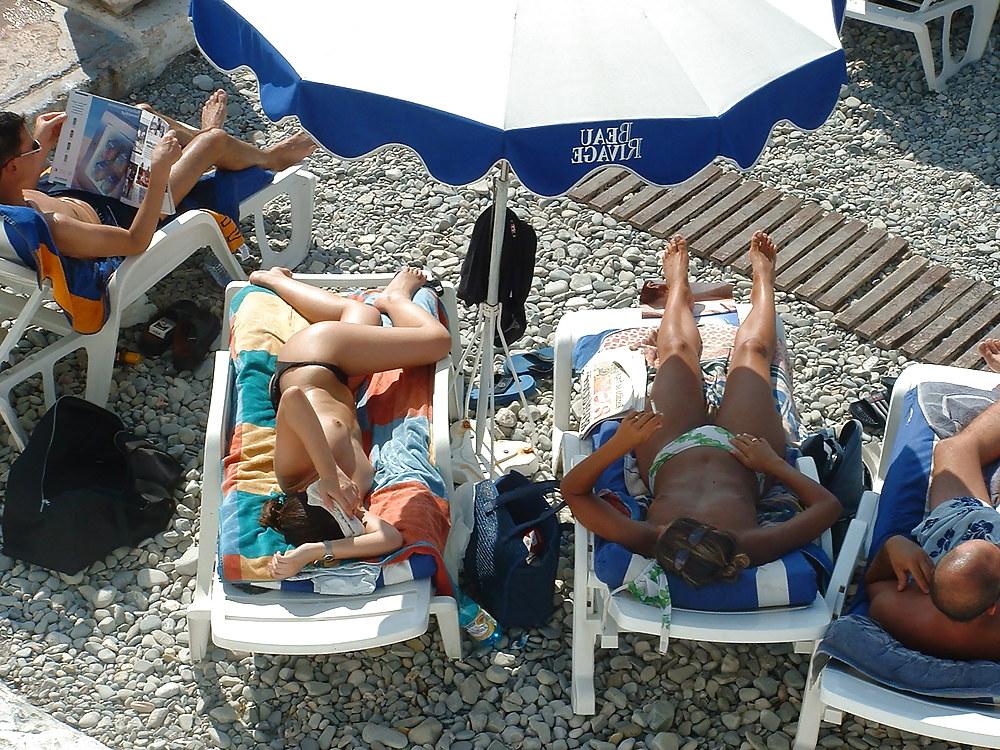 25P Voyeur sur la plage seins nus (spy tits on beach)