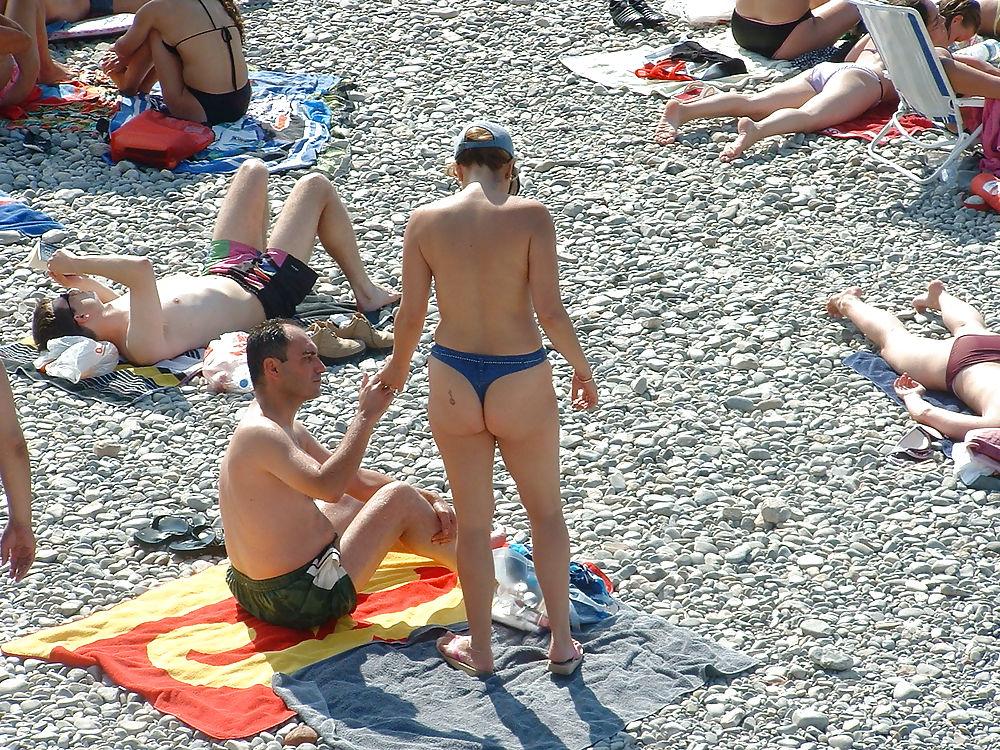 25P Voyeur sur la plage seins nus (spy tits on beach)