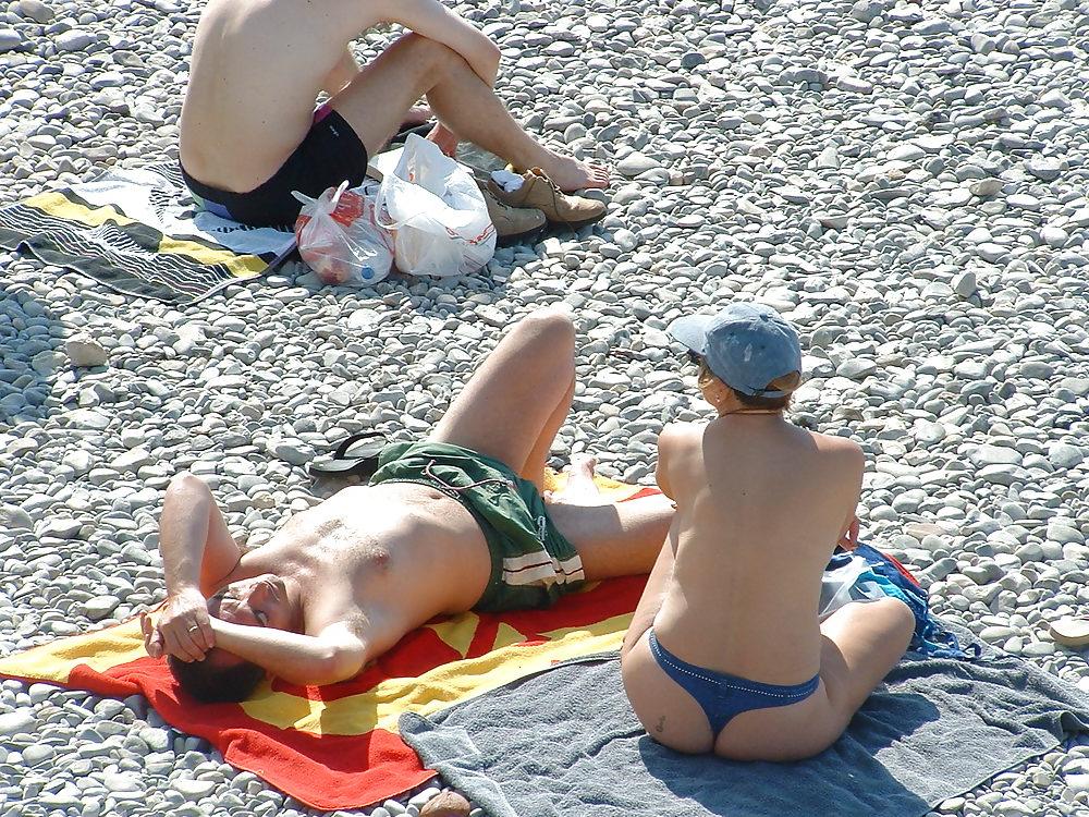25P Voyeur sur la plage seins nus (spy tits on beach)