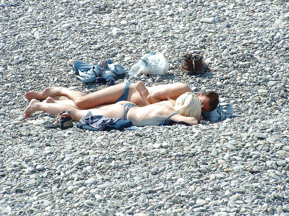 25P Voyeur sur la plage seins nus (spy tits on beach)
