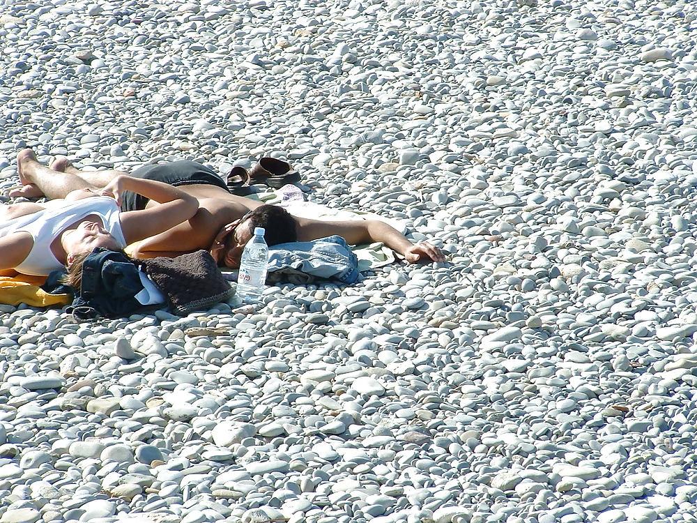 25P Voyeur sur la plage seins nus (spy tits on beach)