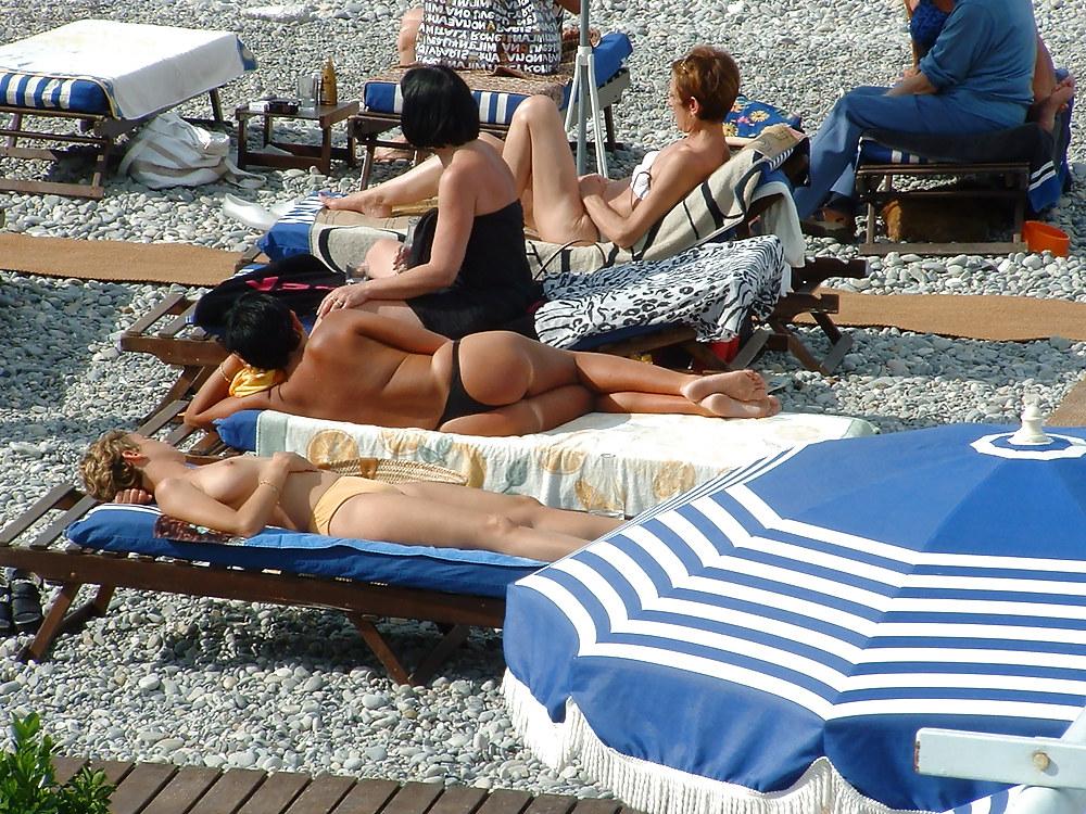 25P Voyeur sur la plage seins nus (spy tits on beach)