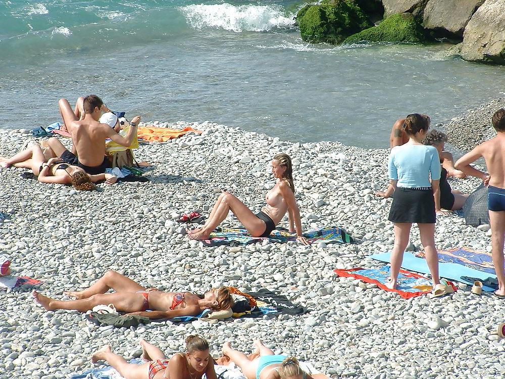 25P Voyeur sur la plage seins nus (spy tits on beach)