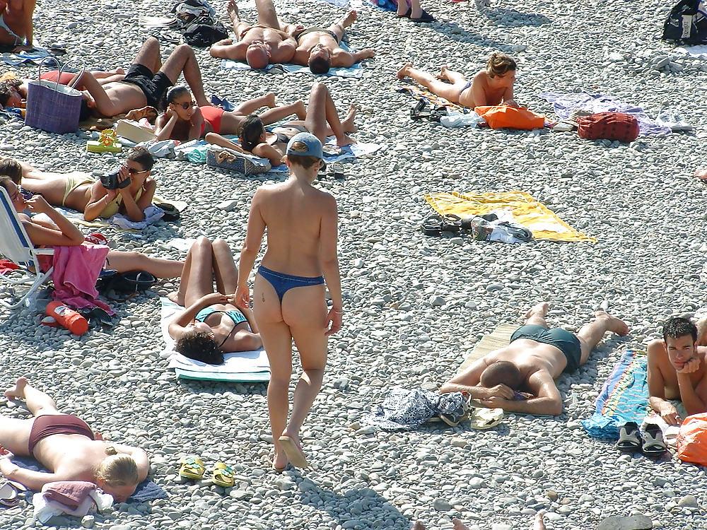 25P Voyeur sur la plage seins nus (spy tits on beach)