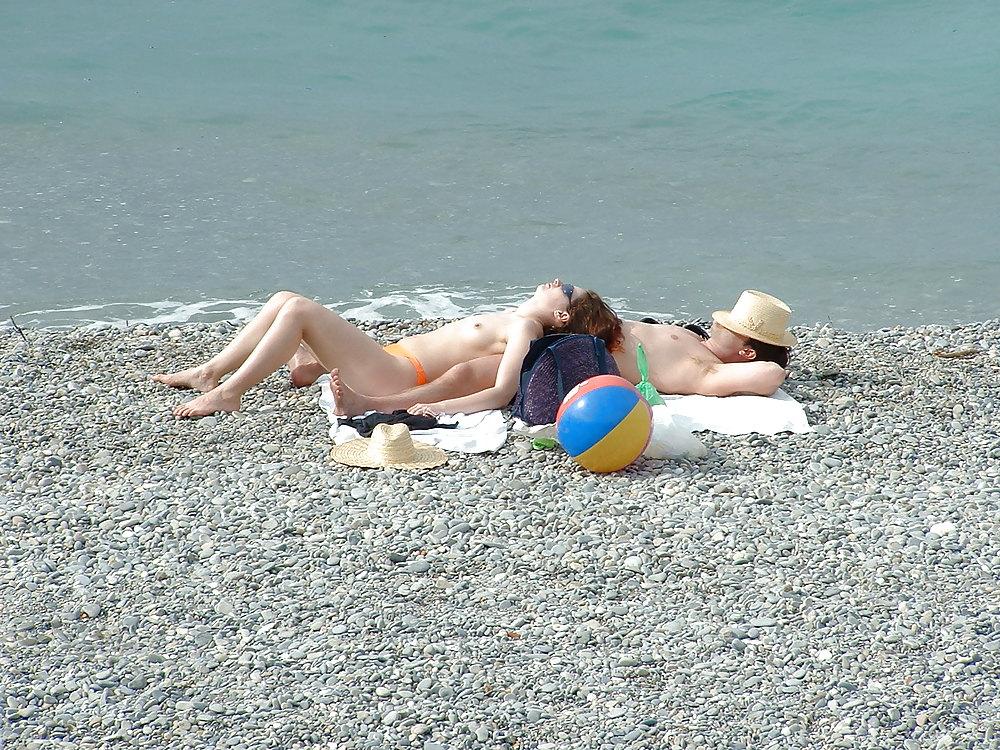 25P Voyeur sur la plage seins nus (spy tits on beach)