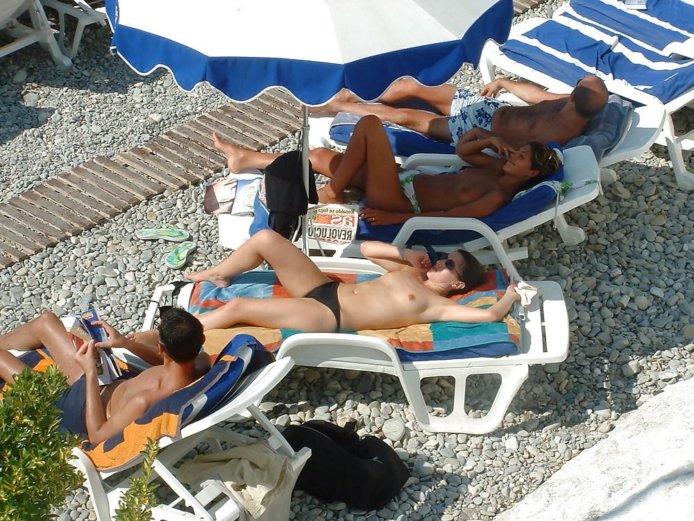 25P Voyeur sur la plage seins nus (spy tits on beach)