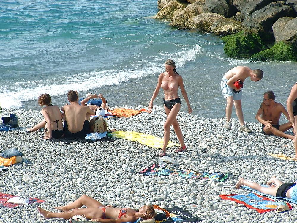 25P Voyeur sur la plage seins nus (spy tits on beach)