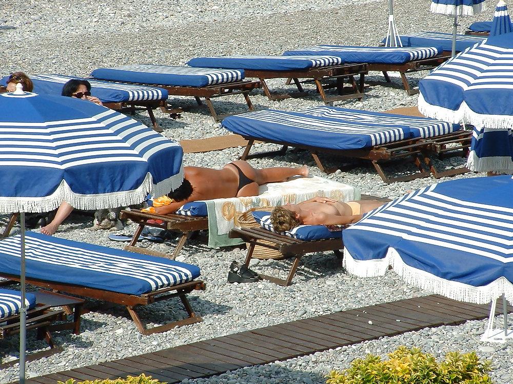 25P Voyeur sur la plage seins nus (spy tits on beach)