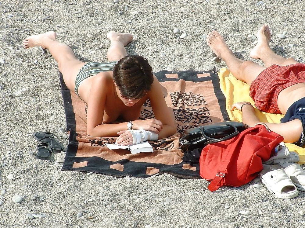 25P Voyeur sur la plage seins nus (spy tits on beach)