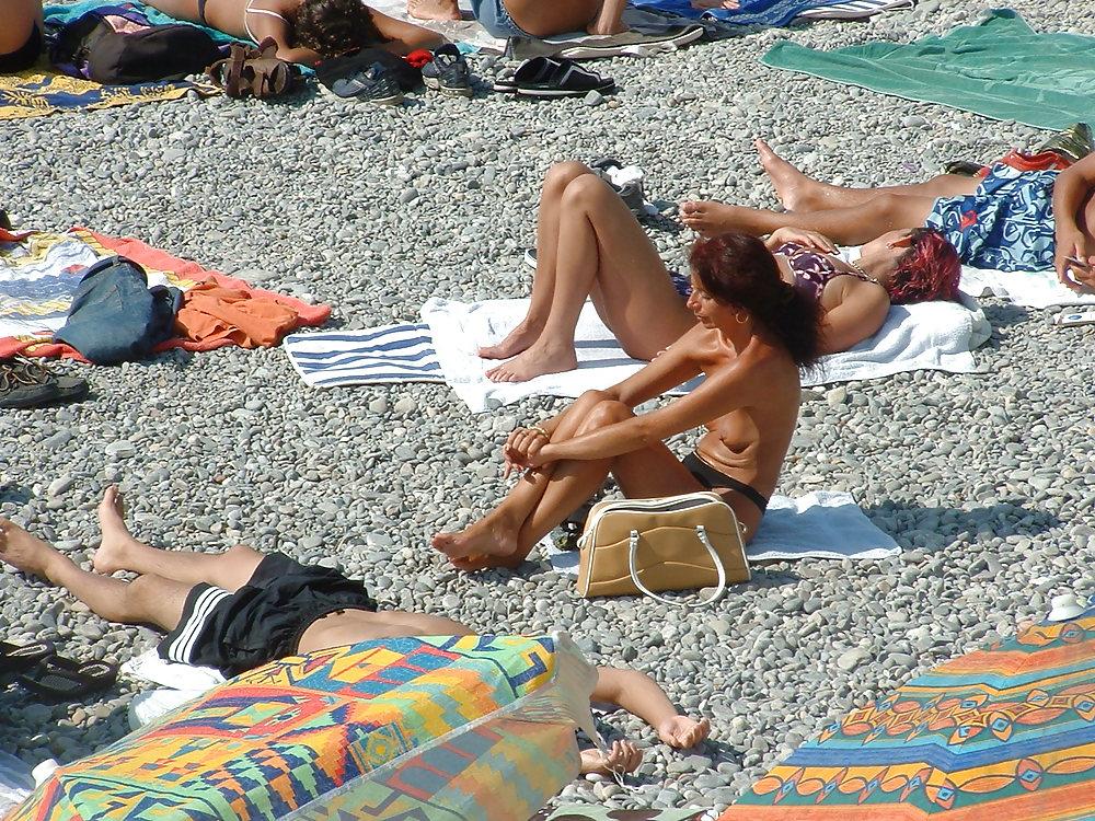 25P Voyeur sur la plage seins nus (spy tits on beach)