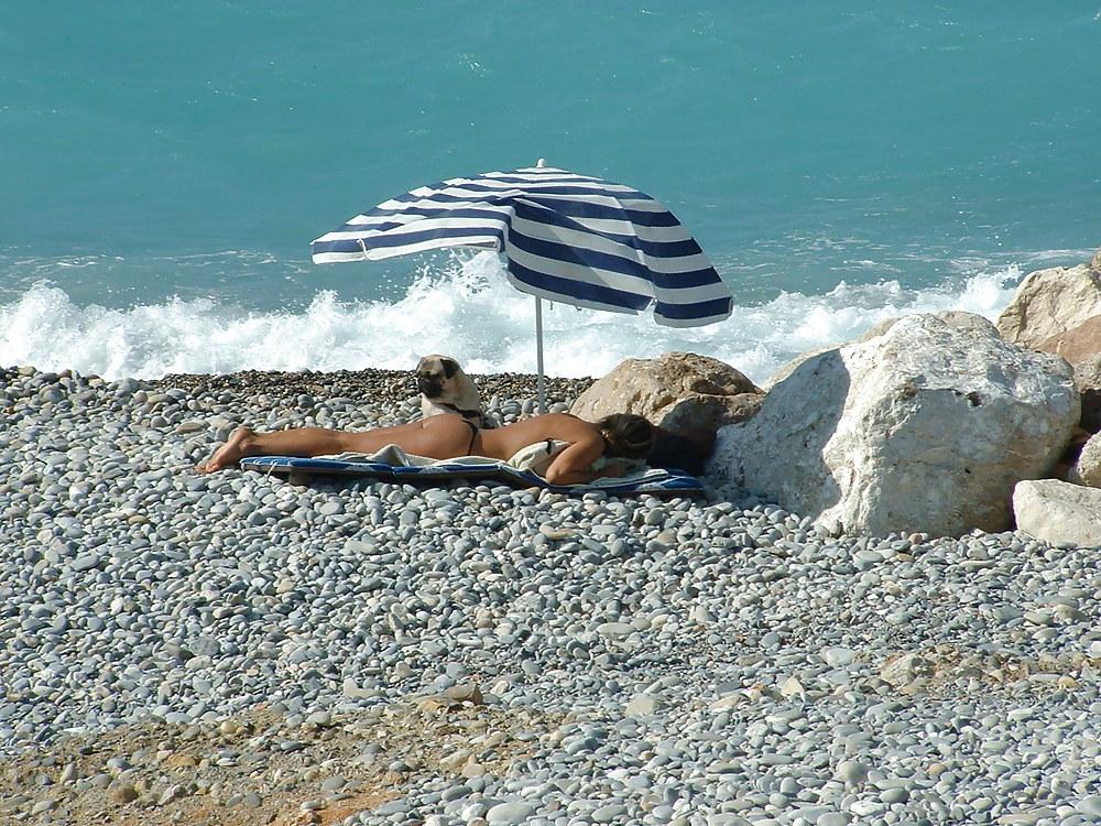25P Voyeur sur la plage seins nus (spy tits on beach)
