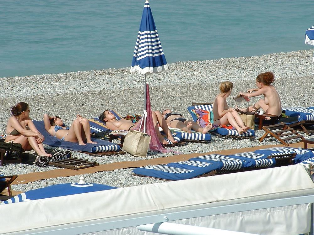 25P Voyeur sur la plage seins nus (spy tits on beach)