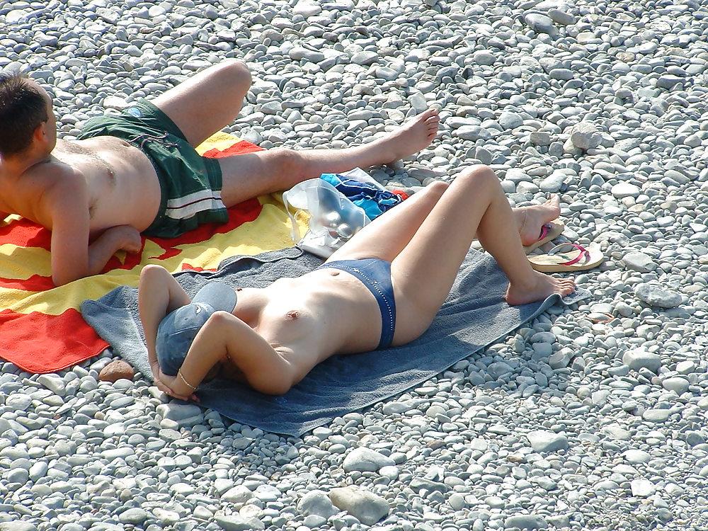 25P Voyeur sur la plage seins nus (spy tits on beach)