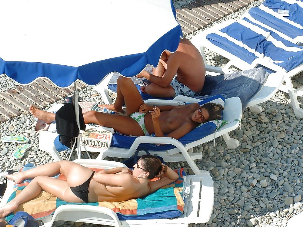 25P Voyeur sur la plage seins nus (spy tits on beach)