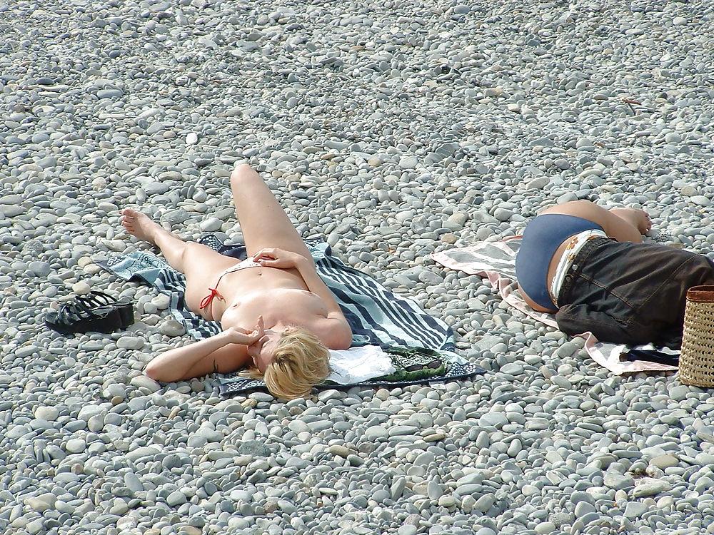 25P Voyeur sur la plage seins nus (spy tits on beach)