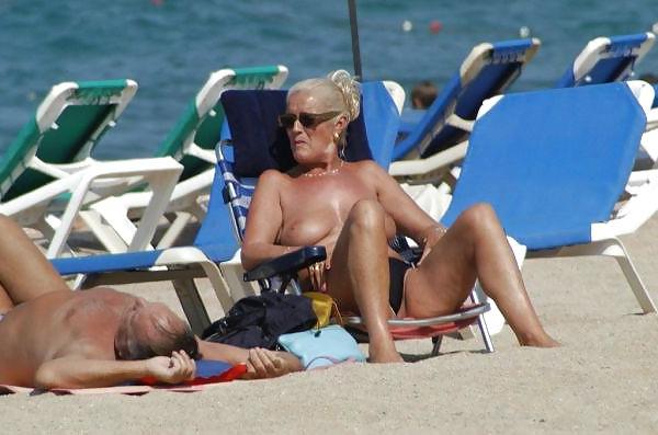 25P Beautiful Beach Matures and Grannies by Voyeur TROC