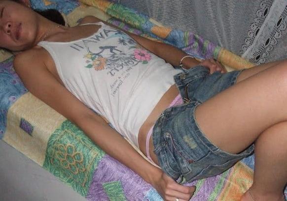 25P SDRUWS2 - MARRIED CHINESE SLUT SPREADS HER PUSSY