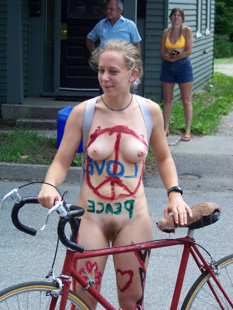 22P Competition de sport nudistes 3