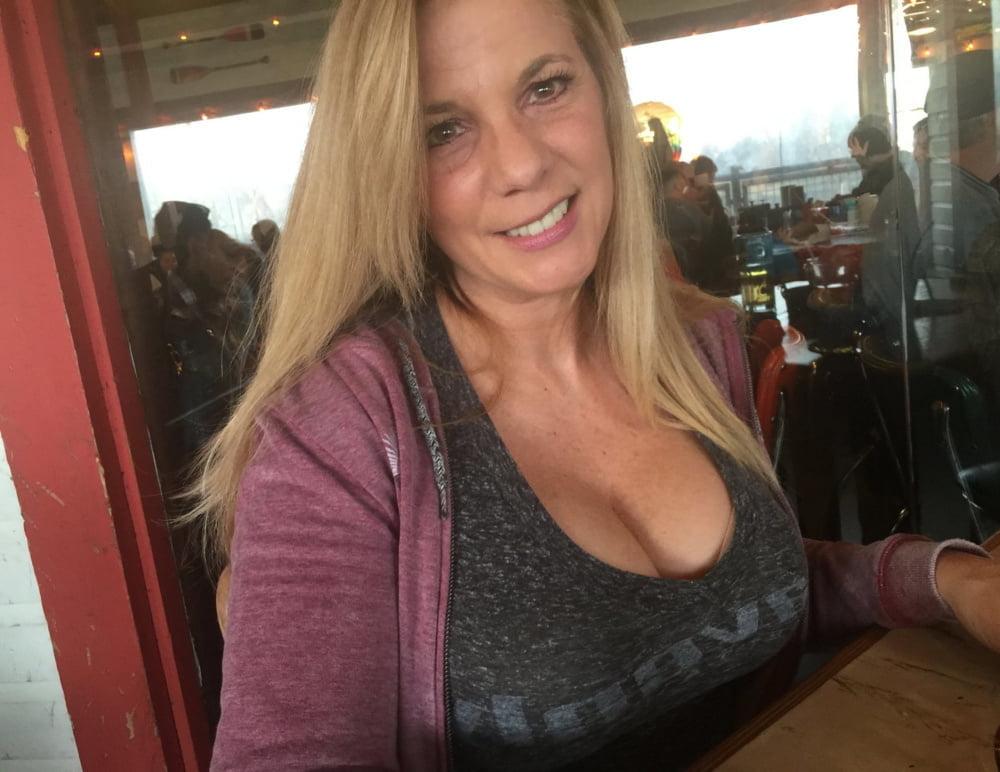 25P Gorgeous and Busty Mature Ladies 4
