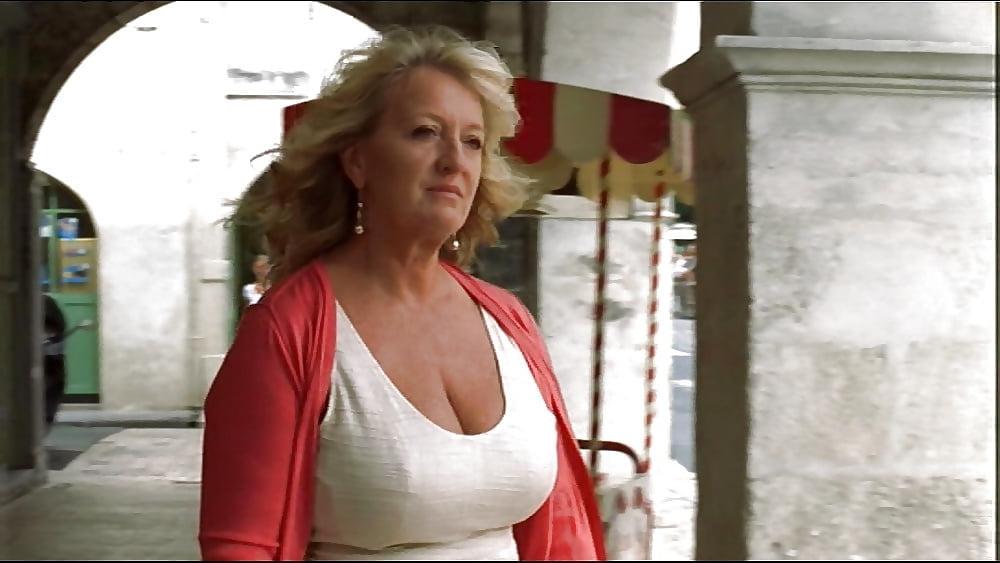 25P Gorgeous and Busty Mature Ladies 4
