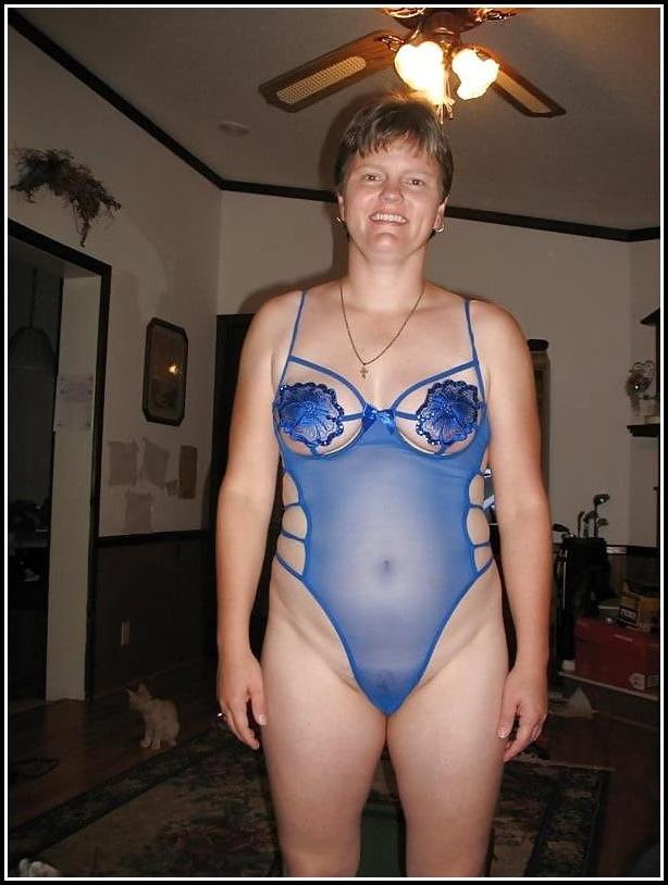 25P These young and old women show their Stockings 09