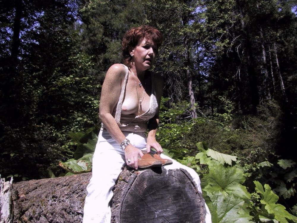 25P Downblouse &amp; Nipple Peeks 242
