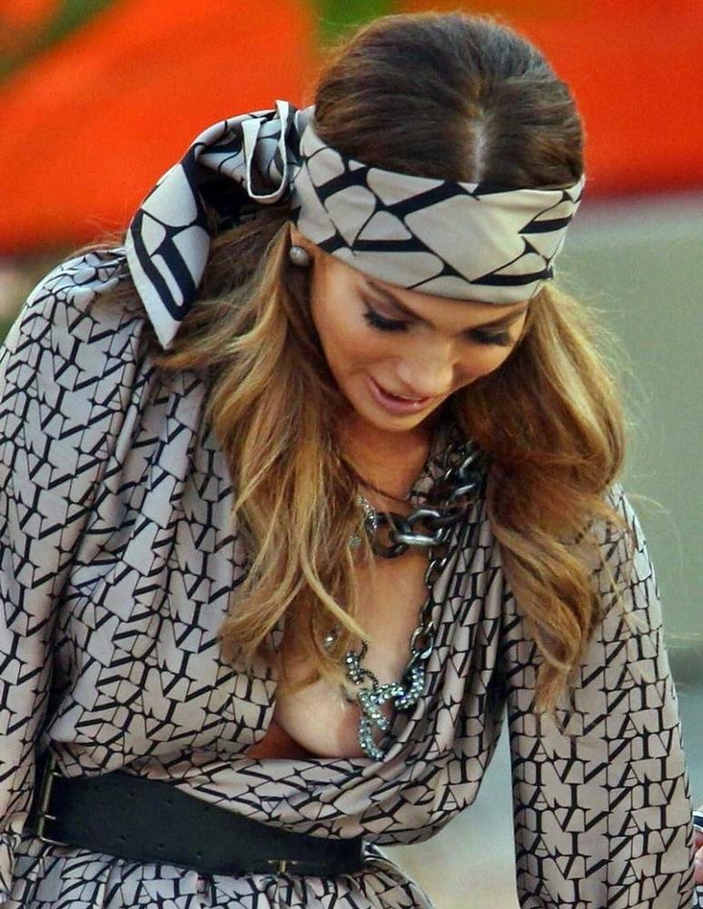 25P Downblouse &amp; Nipple Peeks 241