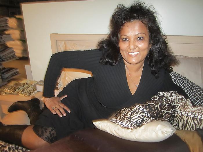 25P Mature Aisha let see her legs on Facebook