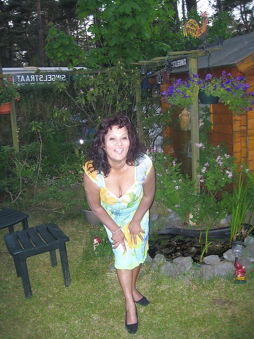 25P Mature Aisha let see her legs on Facebook