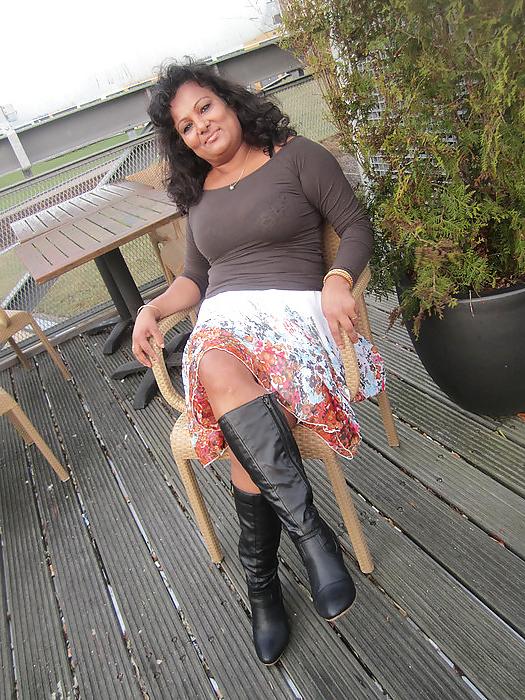 25P Mature Aisha let see her legs on Facebook
