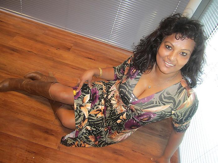 25P Mature Aisha let see her legs on Facebook