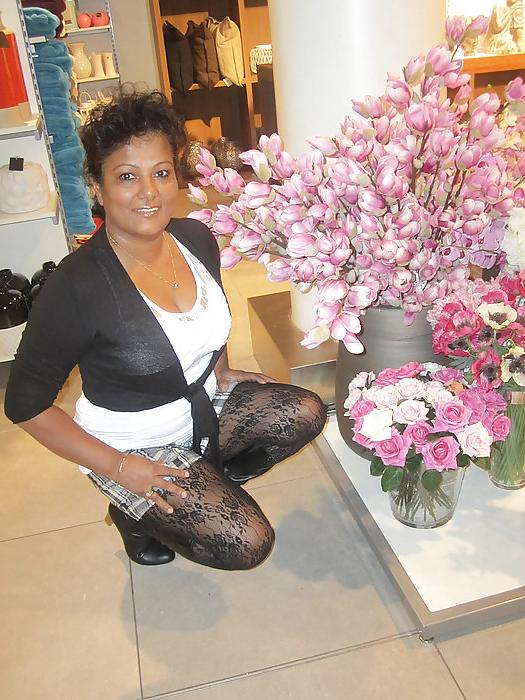 25P Mature Aisha let see her legs on Facebook