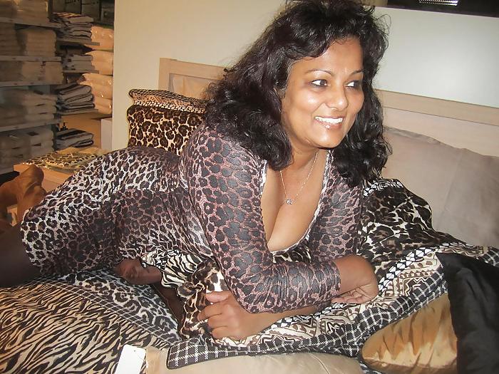 25P Mature Aisha let see her legs on Facebook