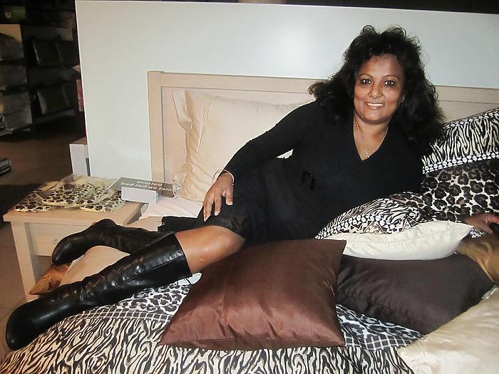 25P Mature Aisha let see her legs on Facebook